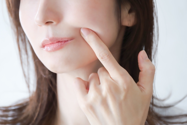 口元を気にする女性 インモードで内出血が出る理由とは?早期回復のポイントも|NERO DOCTOR / BEAUTY(美容医療)