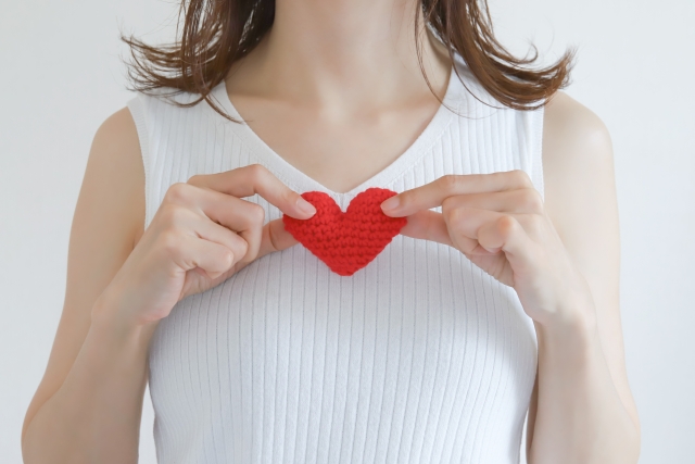 ハートを持つ女性 豊胸は見た目で気づかれる?バレる不安との付き合い方|NERO DOCTOR / BEAUTY(美容医療)