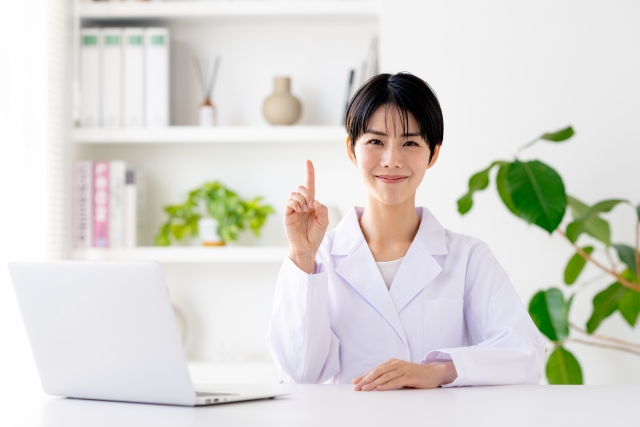 おすすめする白衣の女性 胸を大きくする方法短期間で結果が出る方法は本当にある?|NERO DOCTOR / BEAUTY(美容医療)