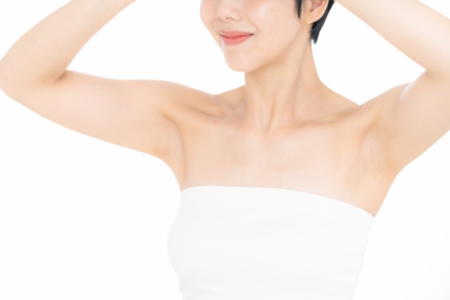 腕を上げる女性 おっぱいが小さいと悩む方必見!おすすめセルフケアと美容医療3選まとめ|NERO DOCTOR / BEAUTY(美容医療)