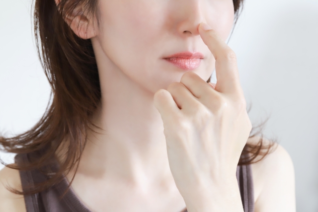鼻を触る女性　団子鼻の治療【保存版】切らない治療から外科治療まで徹底解説｜NERO DOCTOR / BEAUTY（美容医療）