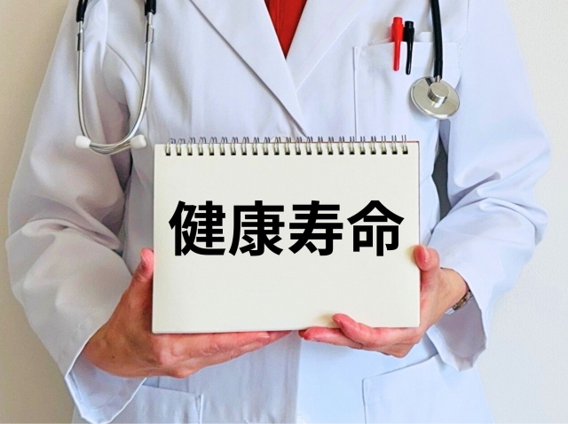 健康寿命を説明する医師 平均寿命と健康寿命の差を縮める|老けない人生も選べる時代に?美容医療の新常識とは|NERO DOCTOR / BEAUTY(美容医療)