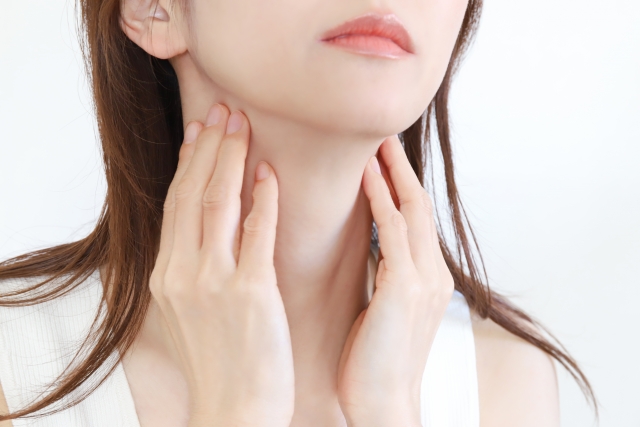 女性 首 ダーマペンはシワに効く?気になる美容効果や注意点、よくあるQ&Aまとめ|NERO DOCTOR / BEAUTY(美容医療)