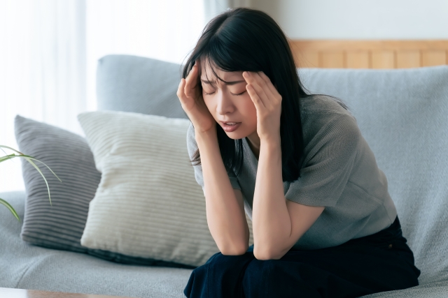 悩んでいる女性 2025年は美容婦人科元年!美容婦人科で出来ること総まとめ|NERO DOCTOR / BEAUTY(美容医療)