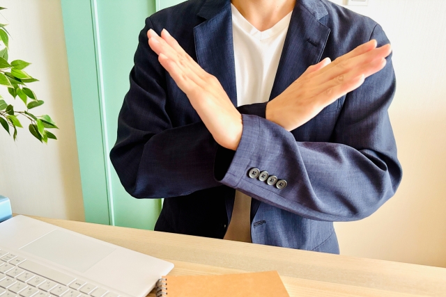 手でバツサインする男性 【男性器治療】あおられる「恥」と儲かるビジネス──男性のコンプレックス市場の闇★医師監修|NERO DOCTOR / BEAUTY(美容医療)