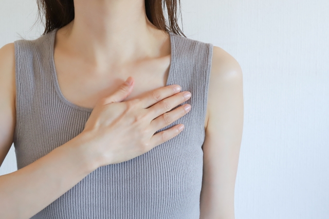 胸に手を当てる女性 おっぱいが小さいと悩む方必見!おすすめセルフケアと美容医療3選まとめ|NERO DOCTOR / BEAUTY(美容医療)