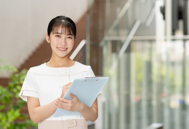 バインダーを持つ女性 美容看護師向けセミナーがブーム!“学ぶナース” 急増の背景と現場の変化とは?|NERO DOCTOR / BEAUTY(美容医療)