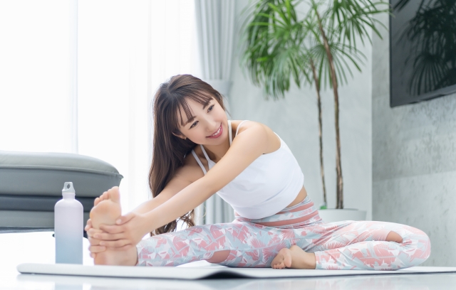 ストレッチ中の女性 健康寿命を伸ばすことが美しさにつながる|美容と医療で叶えるエイジレスな人生|NERO DOCTOR / BEAUTY(美容医療)