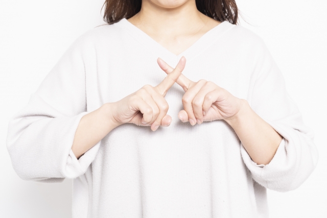NGサインを作る女性 インモードのダウンタイムはどれくらい?経過・症状・過ごし方|NERO DOCTOR / BEAUTY(美容医療)