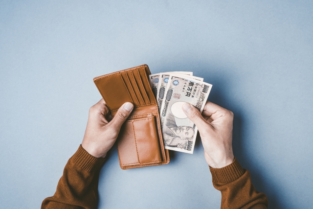 財布からお金を出す男性の手元 【男性器治療】あおられる「恥」と儲かるビジネス──男性のコンプレックス市場の闇★医師監修|NERO DOCTOR / BEAUTY(美容医療)