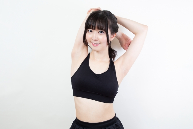 アンダーバストを細くする方法とは?太くなる原因、セルフケアや治療の選択肢を紹介