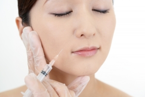 ヒアルロン酸注射のデメリットとは？後悔しないために知りたいリスクと安全な受け方を解説