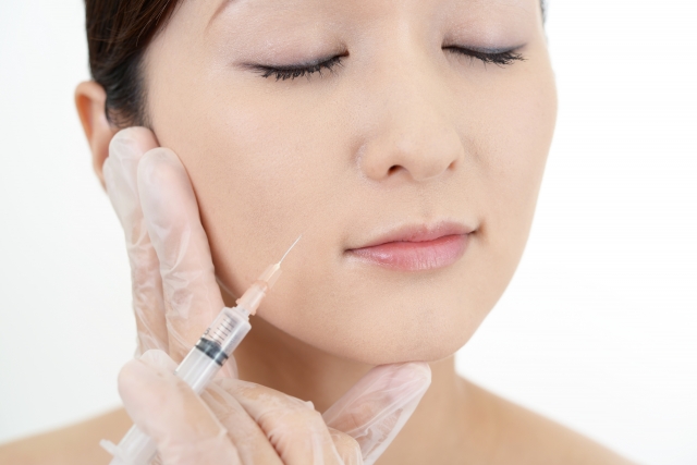 ヒアルロン酸注射のデメリットとは？後悔しないために知りたいリスクと安全な受け方を解説