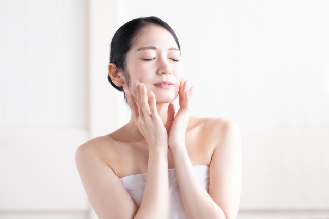 女性　ヒアルロン酸注射のデメリットとは？後悔しないために知りたいリスクと安全な受け方を解説｜NERO DOCTOR / BEAUTY（美容医療）