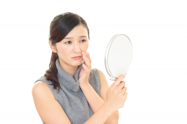 鏡　悩む女性　「ピコレーザーは効果なし」は誤解？効果を実感できない5つの理由と対策を解説｜NERO DOCTOR / BEAUTY（美容医療）