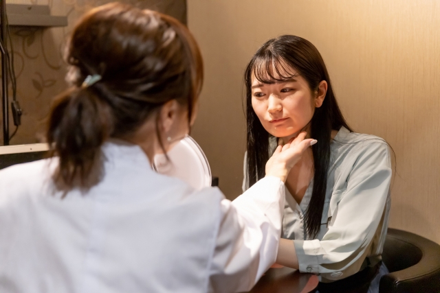 カウンセリングを受ける女性 顔たるみで即効性のある50代向けの治療は?施術の選び方と注意点|NERO DOCTOR / BEAUTY(美容医療)