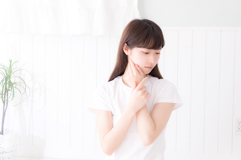 俯く女性　ダイエットで顔だけ痩せないのはなぜ？考えられる原因やすっきり小顔を目指せる美容医療7選｜NERO DOCTOR / BEAUTY（美容医療）