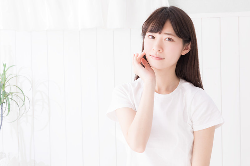 不安そうな女性 脂肪豊胸ダウンタイムの症状や経過は?軽減のためにできることを解説|NERO DOCTOR / BEAUTY(美容医療)