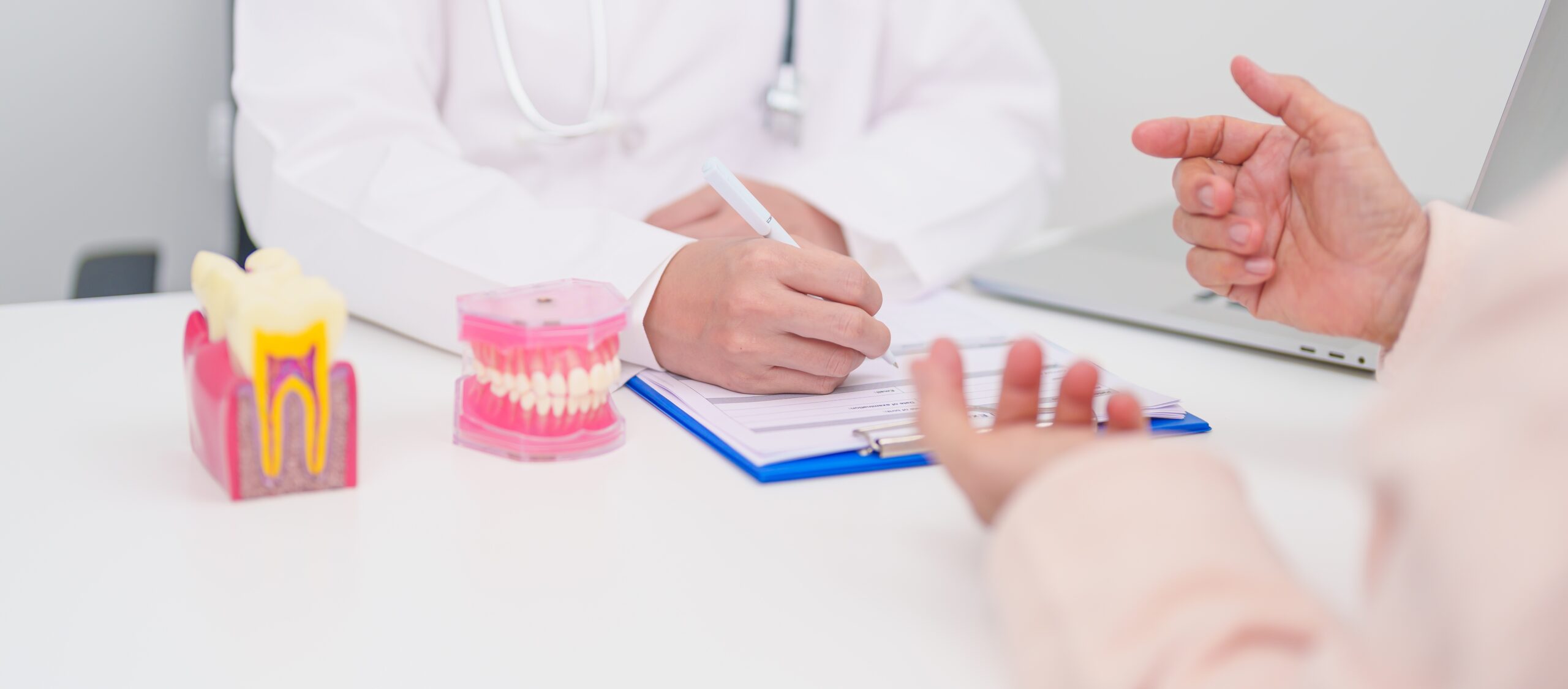 歯　ガミースマイルは矯正で改善できる？効果・費用・クリニック選びまで徹底ガイド｜NERO DOCTOR / BEAUTY（美容医療）