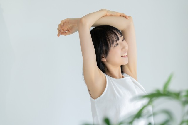 ストレッチする女性 垂れた胸を戻すには?豊胸を考える前に知っておきたい6つのこと|NERO DOCTOR / BEAUTY(美容医療)