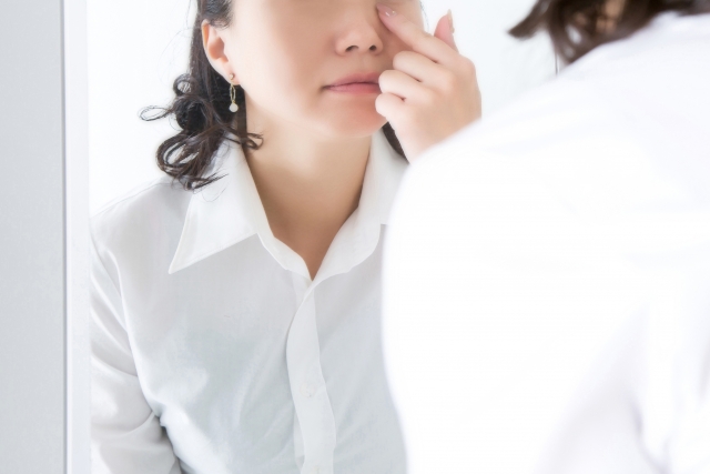 鏡を見る女性　裏ハムラ法のダウンタイムスケジュール｜腫れ・痛み・仕事復帰の目安とは｜NERO DOCTOR / BEAUTY（美容医療）