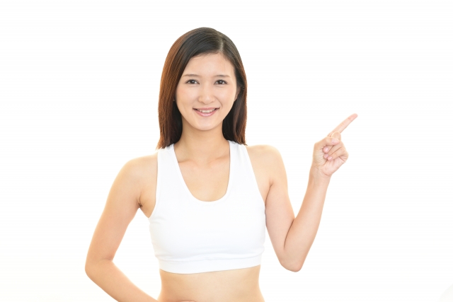 指さす女性 豊胸のモニターになれる人・なれない人の傾向は?|NERO DOCTOR / BEAUTY(美容医療)