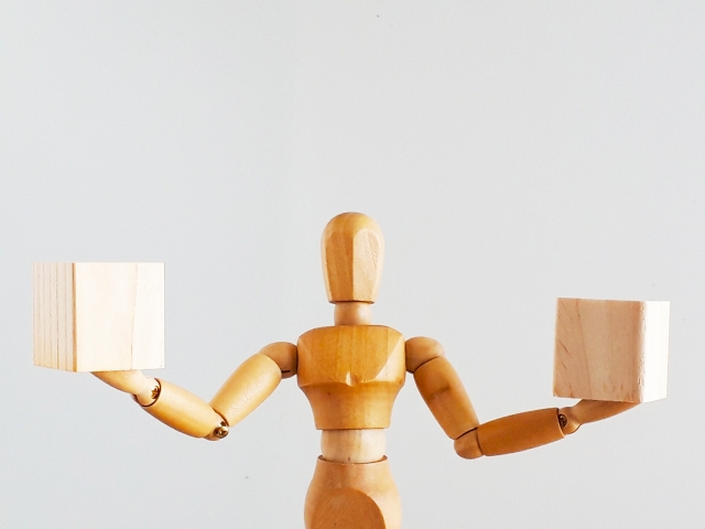 2つの選択肢イメージ　胸を小さくする方法は？美容医療を選ぶときのメリット・デメリット｜NERO DOCTOR / BEAUTY（美容医療）