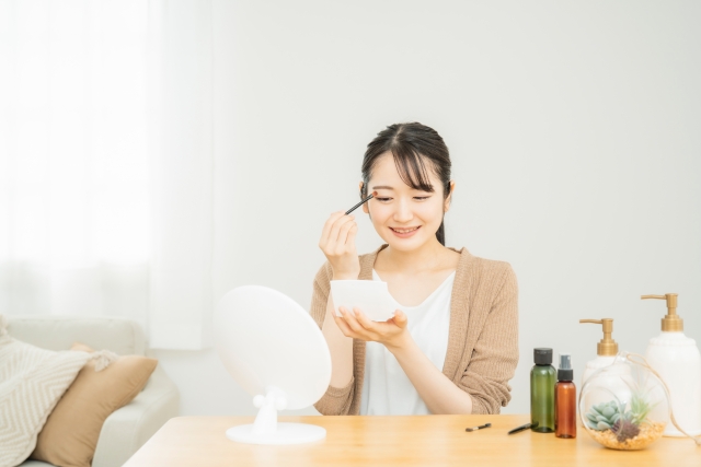 メイクする女性 末広二重はかわいい!平行二重との違いやかわいいとされる理由は?メイクのコツも|NERO DOCTOR / BEAUTY(美容医療)