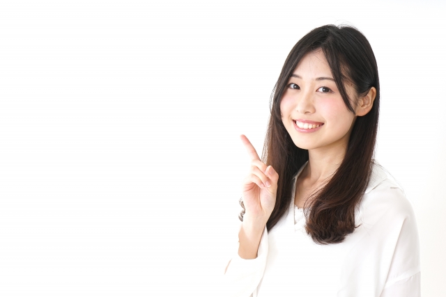 指差す女性 末広二重と奥二重の違いは?自然なぱっちり二重になりたいときはどうする?|NERO DOCTOR / BEAUTY(美容医療)