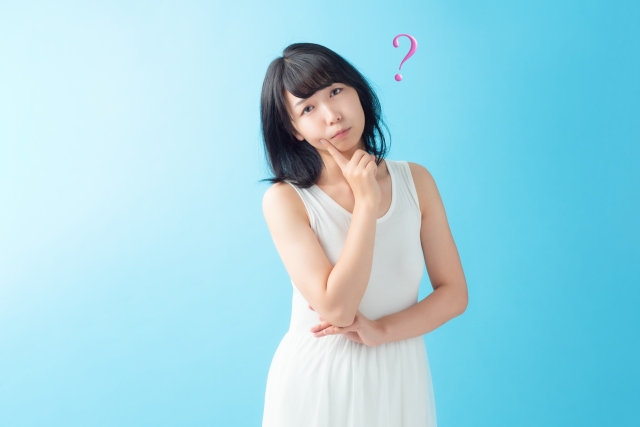 首を傾げる女性 豊胸のモニターになれる人・なれない人の傾向は?|NERO DOCTOR / BEAUTY(美容医療)