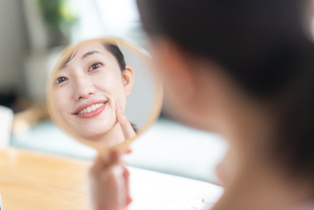 鏡　肌　女性　LDM水玉リフティングの効果を徹底解説！ハリ・ツヤ実感のメカニズムとは？｜NERO DOCTOR / BEAUTY（美容医療）