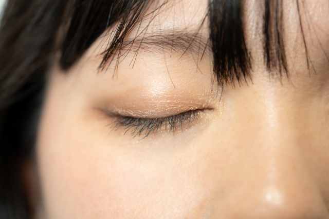 目を閉じた目元アップ　タレ目形成とは？施術・ダウンタイム・リスクを徹底解説｜NERO DOCTOR / BEAUTY（美容医療）