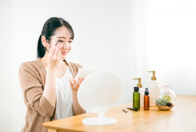 メイクする女性 末広二重と奥二重の違いは?自然なぱっちり二重になりたいときはどうする?|NERO DOCTOR / BEAUTY(美容医療)