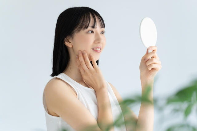 鏡を見る女性 末広二重はかわいい!平行二重との違いやかわいいとされる理由は?メイクのコツも|NERO DOCTOR / BEAUTY(美容医療)