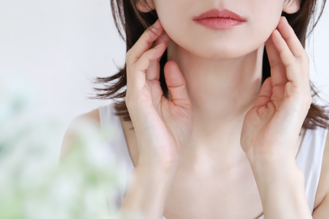 スキンケアイメージ 顔のたるみひどい……セルフケアと美容医療の境界線|NERO DOCTOR / BEAUTY(美容医療)