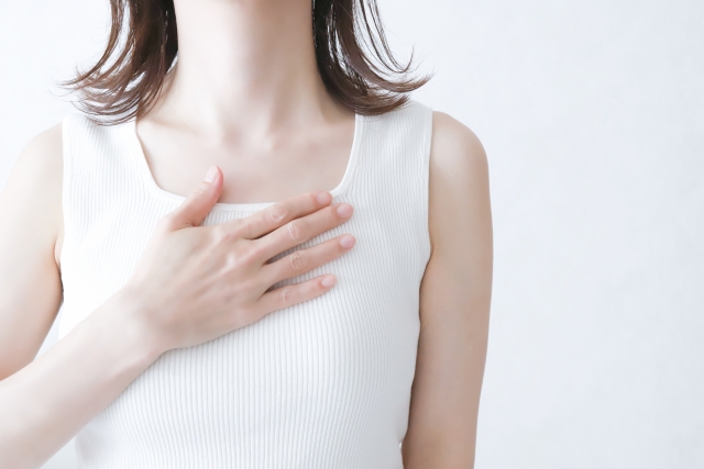 胸に手を当てる女性 豊胸で脇に傷ができる?傷はどのくらい目立つの?|NERO DOCTOR / BEAUTY(美容医療)