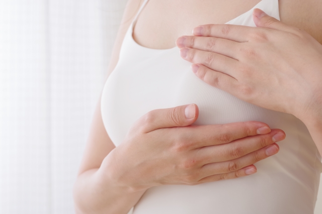 胸に手を当てる女性 プリザベとは?シリコンバッグ豊胸の新発想で自然なバストアップへ|NERO DOCTOR / BEAUTY(美容医療)