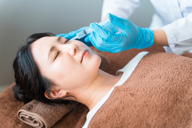 目元の施術を受ける女性　団子鼻はボトックスで改善する？鼻整形とボトックスの境界線｜NERO DOCTOR / BEAUTY（美容医療）