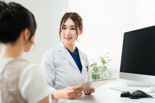 カウンセリングを受ける女性 末広二重と奥二重の違いは?自然なぱっちり二重になりたいときはどうする?|NERO DOCTOR / BEAUTY(美容医療)