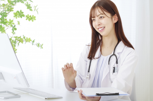 微笑む白衣を着た女性　【フェムケア】黒ずみは改善する？セルフケアと美容医療の境界線は？｜NERO DOCTOR / BEAUTY（美容医療）