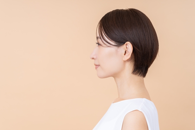 女性の横顔 平行二重が似合わない顔はある?自然に見せるデザイン選びのポイントとは|NERO DOCTOR / BEAUTY(美容医療)