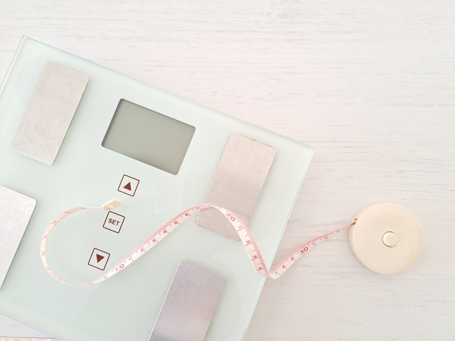 体重計とメジャー 垂れた胸を戻すには?豊胸を考える前に知っておきたい6つのこと|NERO DOCTOR / BEAUTY(美容医療)