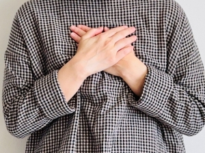 垂れ乳は改善できる？セルフケアから美容医療までの方法を徹底解説