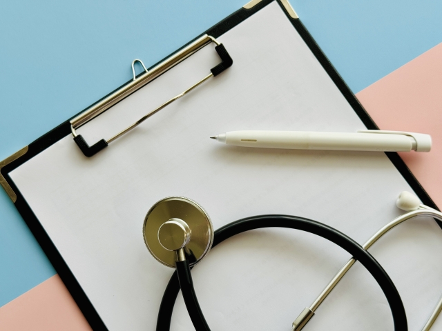 問診イメージ 埋没法の腫れがひどいときにできることは?いつになったら落ち着く?|NERO DOCTOR / BEAUTY(美容医療)