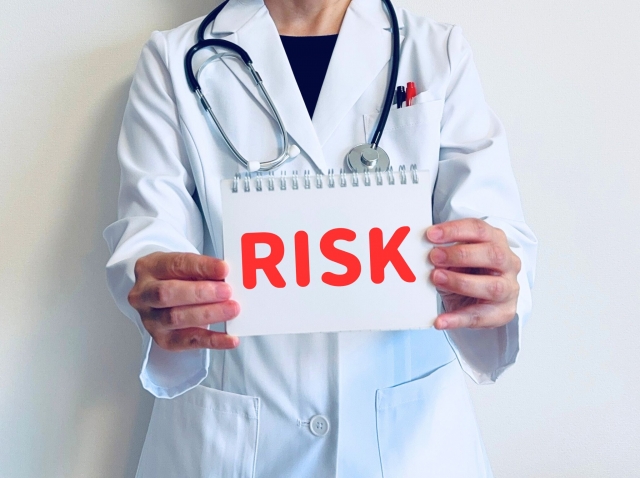 リスクを掲げる白衣の女性　豊胸の老後は？脂肪・シリコンバッグ・ハイブリッド豊胸を受けた後のケア｜NERO DOCTOR / BEAUTY（美容医療）