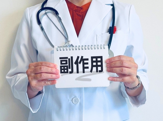 副作用と書かれたノートを持つ白衣の女性 団子鼻にハイフは効果ある?副作用・リスクと治療法の選択肢|NERO DOCTOR / BEAUTY(美容医療)