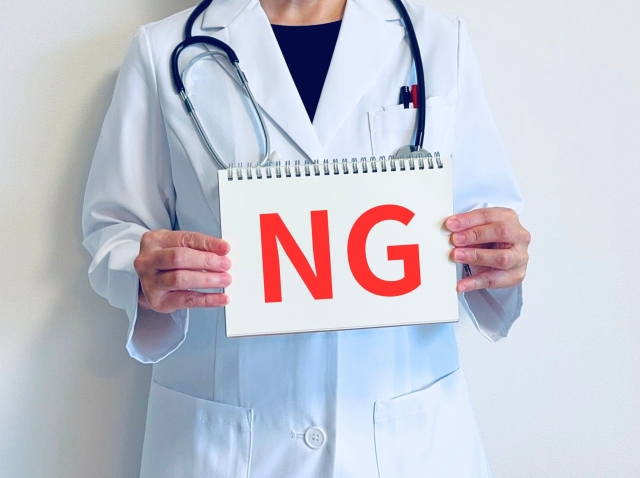 NGボードを持つ白衣の女性 豊胸のモニターになれる人・なれない人の傾向は?|NERO DOCTOR / BEAUTY(美容医療)