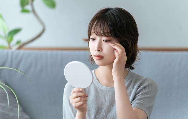 女性　悩む　LDM水玉リフティングの効果を徹底解説！ハリ・ツヤ実感のメカニズムとは？｜NERO DOCTOR / BEAUTY（美容医療）