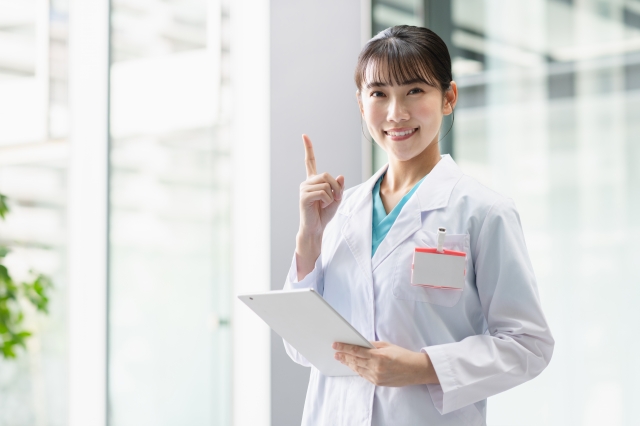 白衣の女性 豊胸で脇に傷ができる?傷はどのくらい目立つの?|NERO DOCTOR / BEAUTY(美容医療)