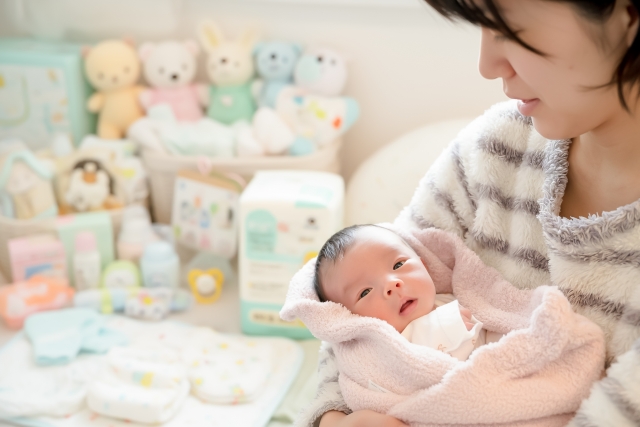 赤ちゃんを抱っこする女性　豊胸と授乳｜妊娠・出産を見据えたバストケアの考え方｜NERO DOCTOR / BEAUTY（美容医療）